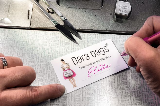 🧵 Jedna kabelka. Jedna švadlenka. Jeden příběh. Možná se svět mění. Možná se všechno zrychluje. Ale my šijeme pořád...